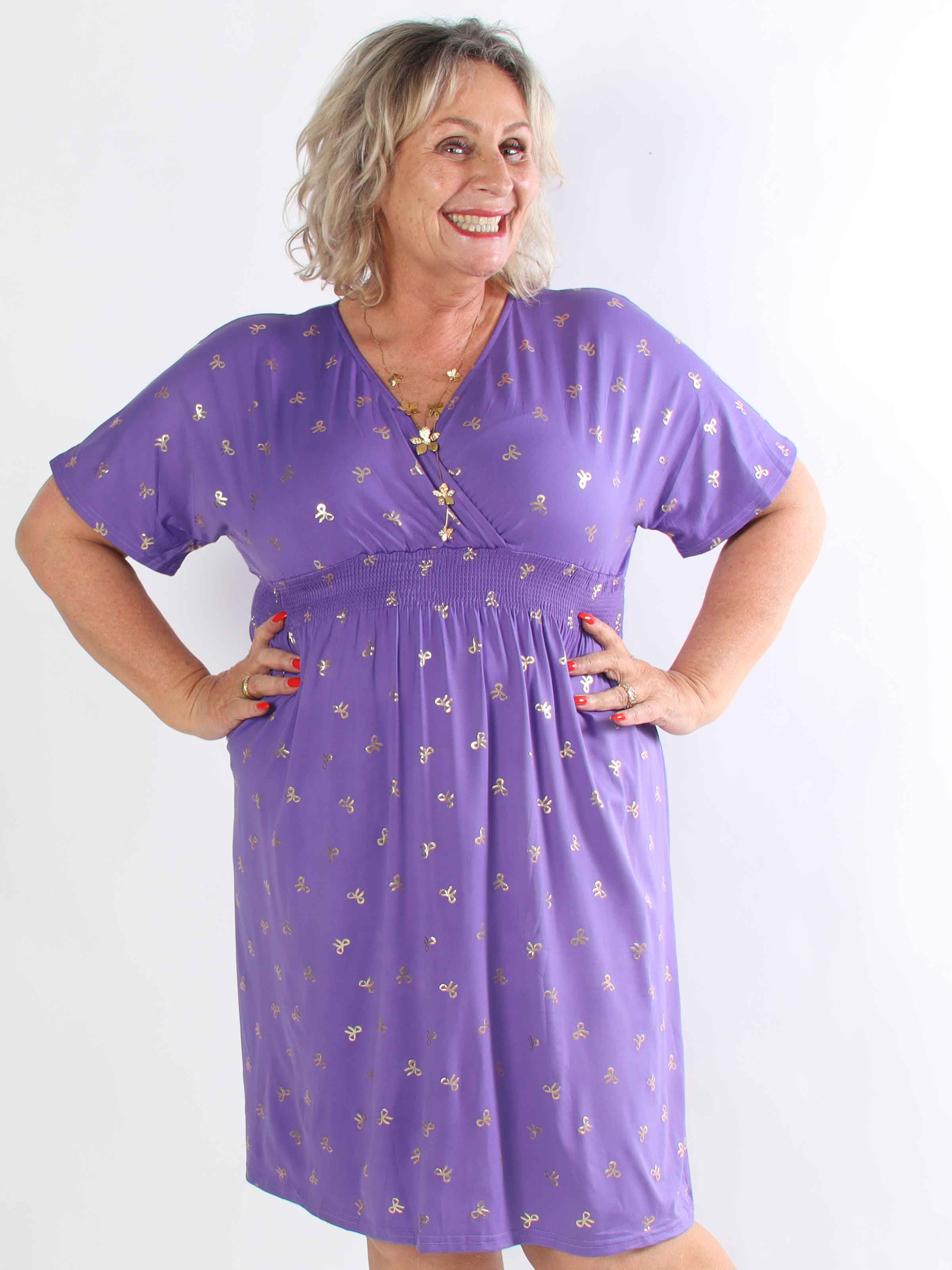 Pams Gold Bow Short - Plus size kjole med smock i livet og fine guld sløjfer